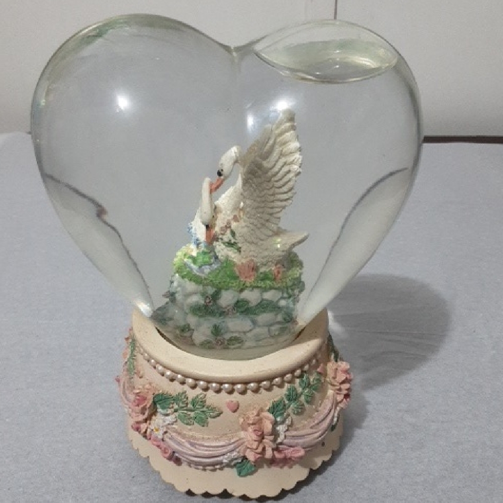 The Unbranded Brand Tune: Unchanged Melody Swan Heart-Shaped Snow Globe - Picture 3 of 5